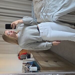 initial NWT Pullover Cropped, Light Grey